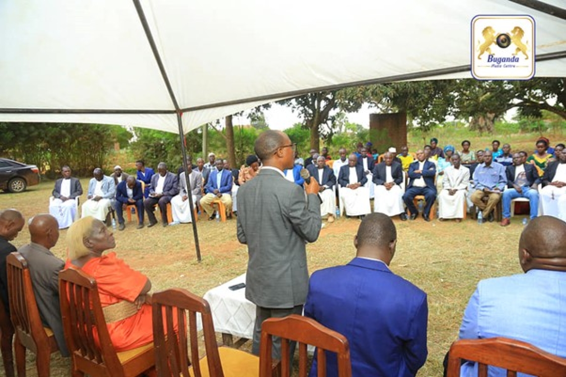 Oweek. Joseph Kawuuki teaches the district leaders in Bugerere County Image